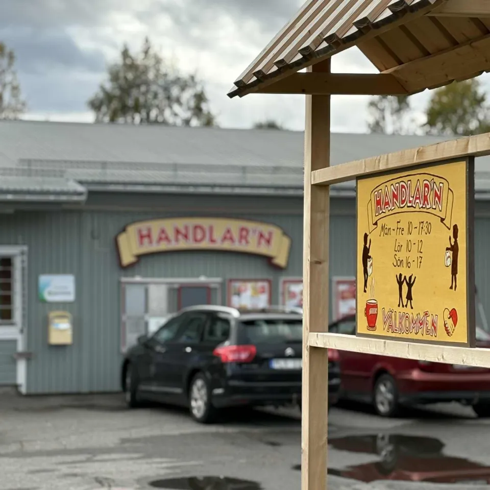 en skylt framför en landsbygdsbutik