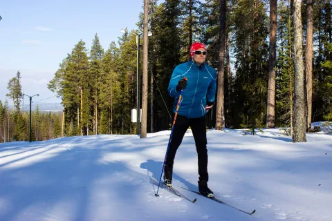 en person med solglasögon och en röd bandana