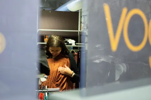 en person i en butik