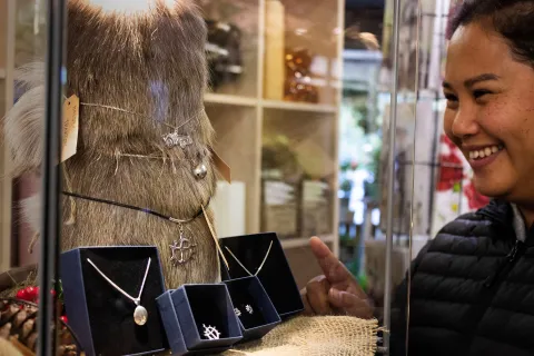 en smyckesutställning i en butik