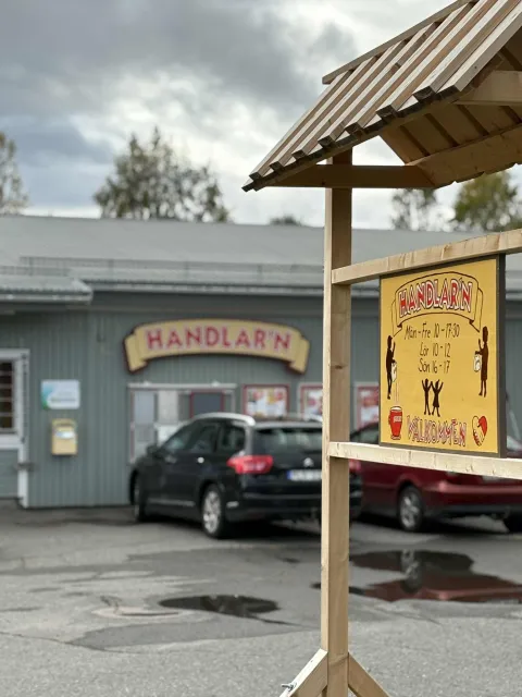 en skylt framför en landsbygdsbutik