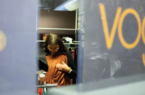 en person i en butik