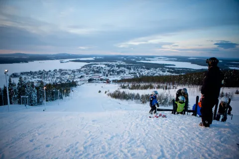 En grupp människor på ett snötäckt berg